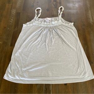 ✅ Imaginary Voyage light Gray lace trim tank top. Loose flowy fit EUC
